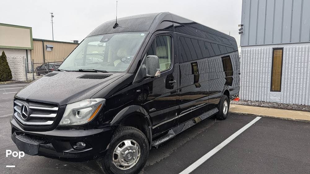 Call now about this 2019 Midwest Daycruiser S5 4x4! 2019 Midwest Daycruiser S5 4x4 - Used Class B For Sale by Pop RVs in Greenfield, Indiana features Air Conditioning, Generator