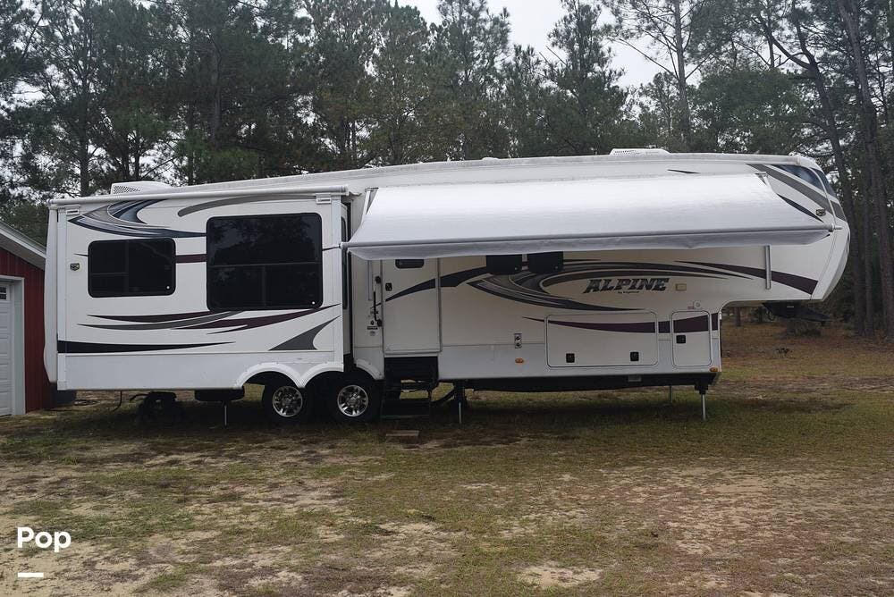 Call now about this 2013 Keystone Alpine 3500RE! 2013 Keystone Alpine 3500RE - Used Fifth Wheel For Sale by Pop RVs in Defuniak Springs, Florida features Air Conditioning, Leveling Jacks, Awning, Slideout