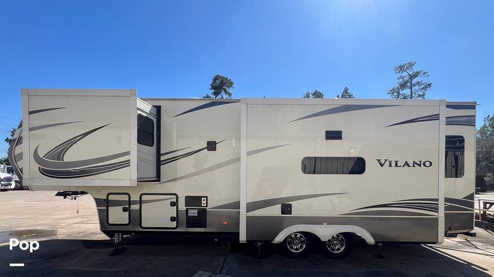 Call now about this 2020 Vanleigh Vilano 320GK! 2020 Vanleigh Vilano 320GK - Used Fifth Wheel For Sale by Pop RVs in Magnolia, Texas features Air Conditioning, Awning, Slideout, Leveling Jacks