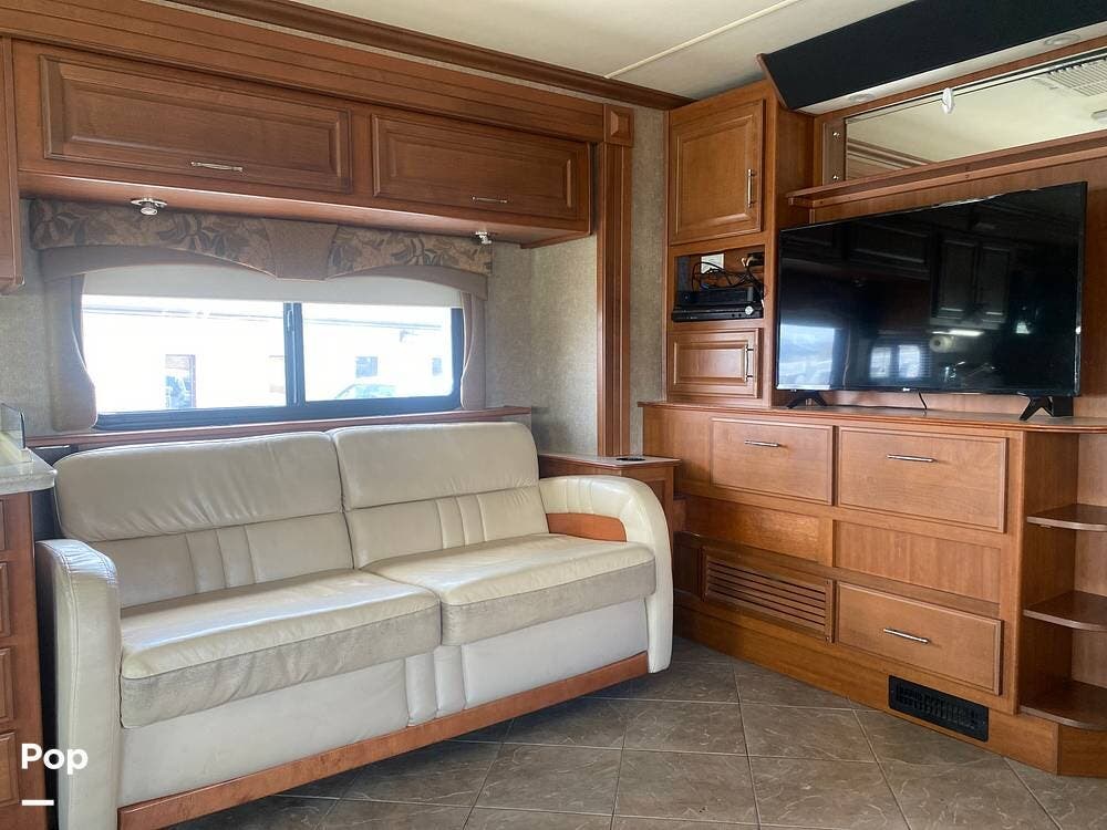 Contact us now about this 2010 Fleetwood Discovery 40X! 2010 Discovery 40X by Fleetwood from Pop RVs in Leesburg, Ohio