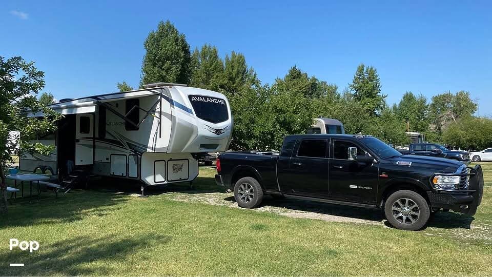 Call now about this 2022 Keystone Avalanche 312RS! 2022 Keystone Avalanche 312RS - Used Fifth Wheel For Sale by Pop RVs in Huntsville, Alabama features Air Conditioning, Slideout, Leveling Jacks, Awning