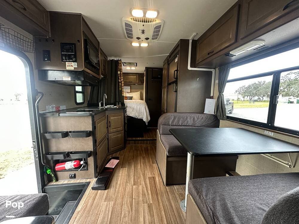 Call now about this 2018 Thor Motor Coach Majestic 23A! 2018 Thor Motor Coach Majestic 23A - Used Class C For Sale by Pop RVs in Kissimmee, Florida features Generator, Air Conditioning