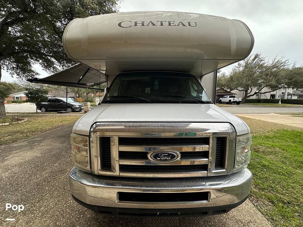Call now about this 2014 Thor Motor Coach Chateau 31A! 2014 Thor Motor Coach Chateau 31A - Used Class C For Sale by Pop RVs in San Antonio, Texas features Awning, Generator, Air Conditioning, Slideout