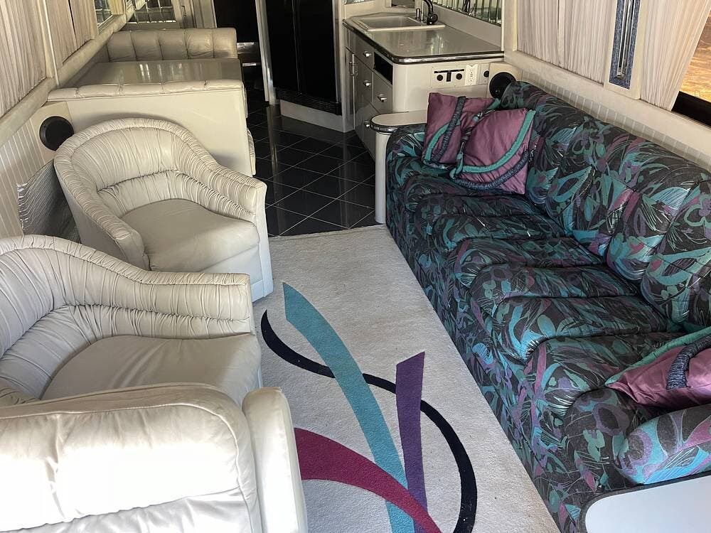 Call now about this 1994 Prevost Royale Prevost COACH! 1994 Prevost Royale Prevost COACH - Used Bus Conversion For Sale by Pop RVs in Rockport, Texas features Leveling Jacks, Air Conditioning, Generator, Awning
