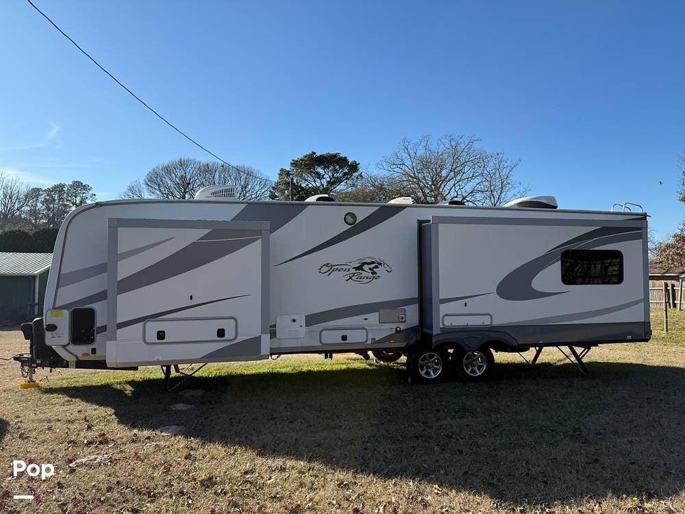 Call now about this 2018 Highland Ridge Open Range 324RES! 2018 Highland Ridge Open Range 324RES - Used Travel Trailer For Sale by Pop RVs in Tyler, Texas features Awning, Slideout, Air Conditioning