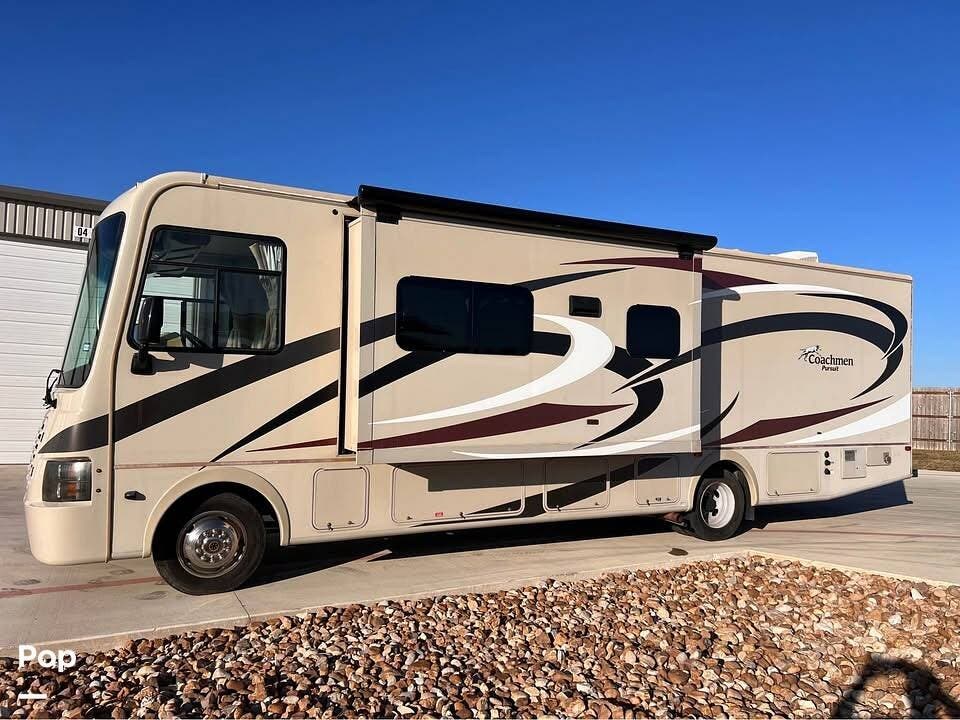 Call now about this 2015 Coachmen Pursuit 33BH! 2015 Coachmen Pursuit 33BH - Used Class A For Sale by Pop RVs in Georgetown, Texas features Air Conditioning, Slideout, Awning, Generator