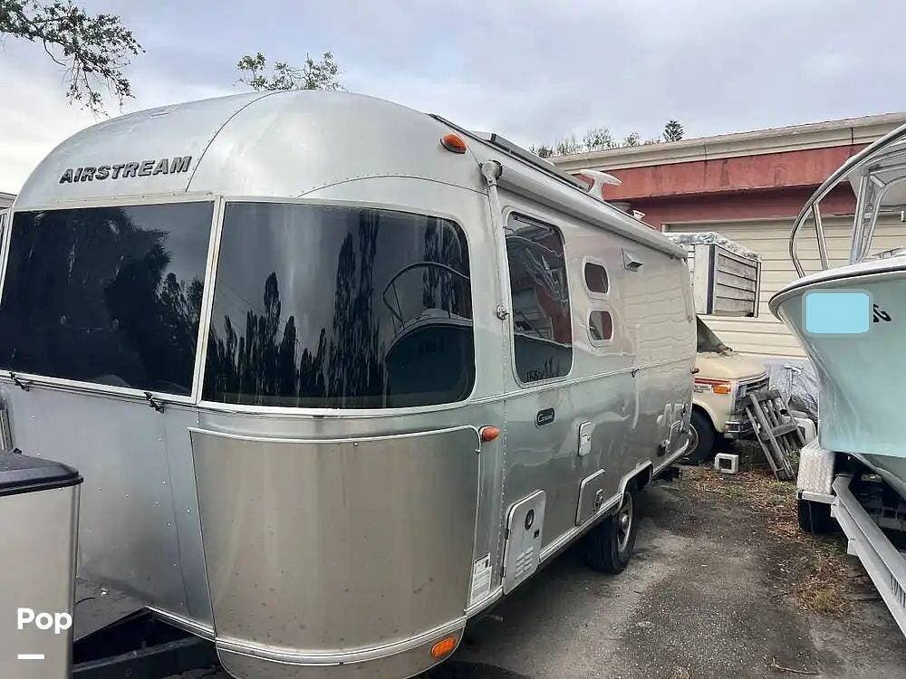 Call now about this 2021 Airstream Caravel 22FB! 2021 Airstream Caravel 22FB - Used Travel Trailer For Sale by Pop RVs in Sarasota, Florida features Leveling Jacks, Awning, Air Conditioning