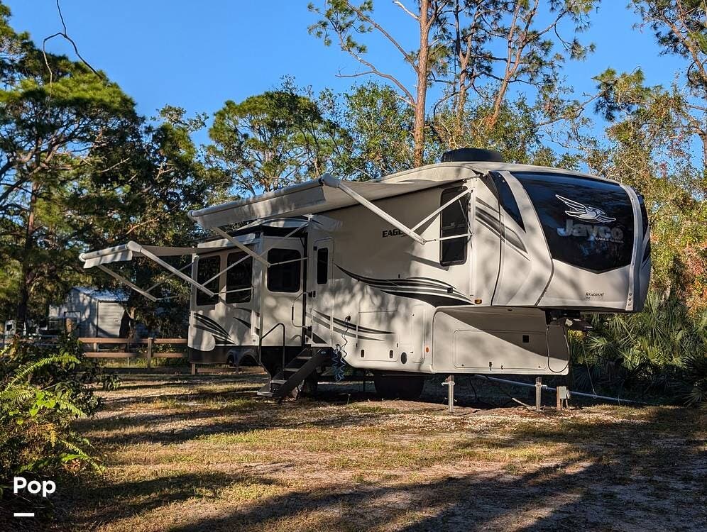 Call now about this 2022 Jayco Eagle 321RSTS! 2022 Jayco Eagle 321RSTS - Used Fifth Wheel For Sale by Pop RVs in Sarasota, Florida features Leveling Jacks, Slideout, Awning, Air Conditioning