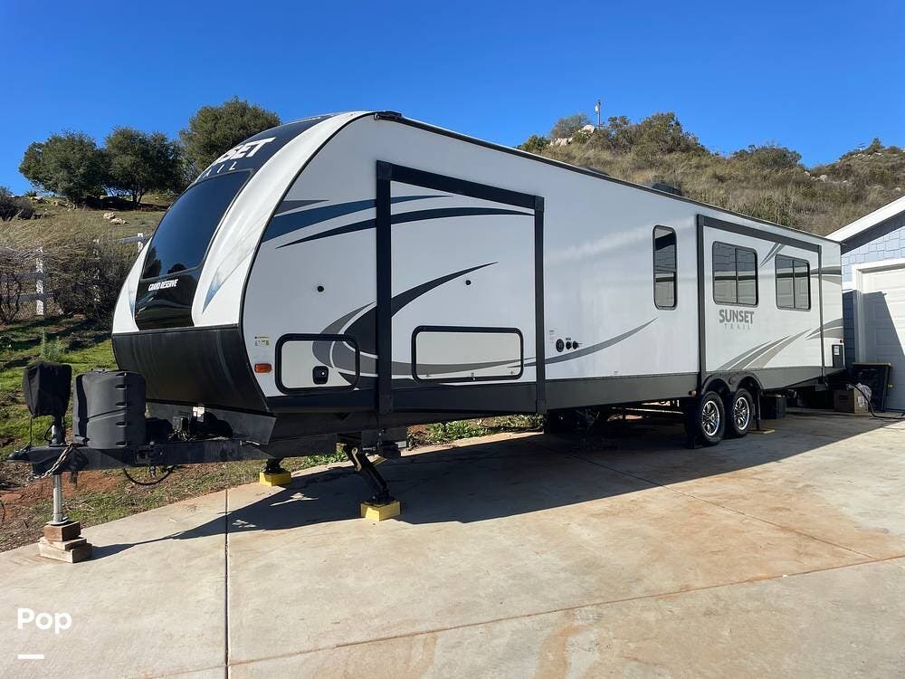 Call now about this 2018 CrossRoads Sunset Trail Grand Reserve 33CK! 2018 CrossRoads Sunset Trail Grand Reserve 33CK - Used Travel Trailer For Sale by Pop RVs in Lakeside, California features Air Conditioning, Leveling Jacks, Awning, Slideout