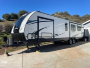 Call now about this 2018 CrossRoads Sunset Trail Grand Reserve 33CK! 2018 CrossRoads Sunset Trail Grand Reserve 33CK - Used Travel Trailer For Sale by Pop RVs in Lakeside, California features Air Conditioning, Leveling Jacks, Awning, Slideout