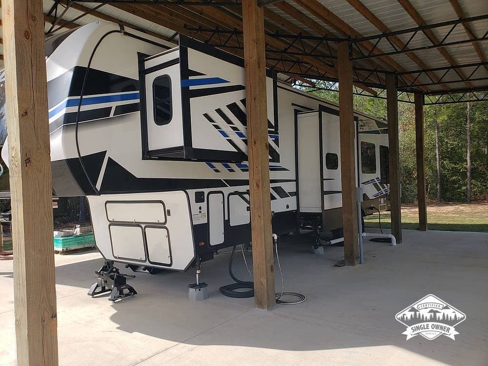 Call now about this 2022 Keystone Fuzion 373! 2022 Keystone Fuzion 373 - Used Toy Hauler For Sale by Pop RVs in Pace, Florida features Leveling Jacks, Slideout, Awning, Generator, Air Conditioning