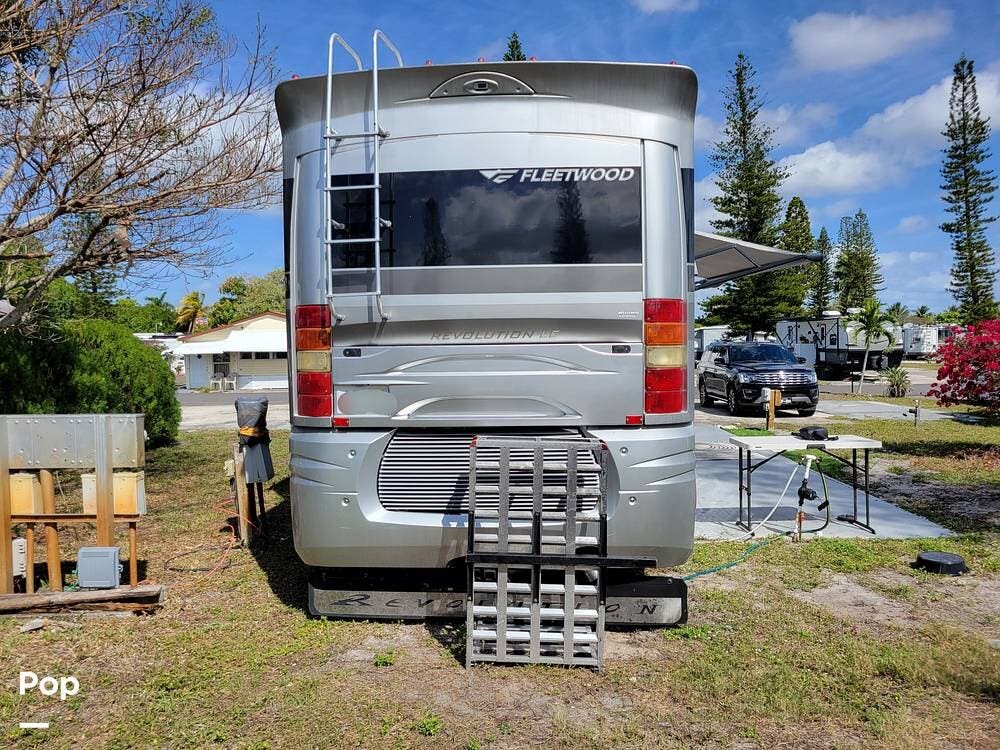 Contact us now about this 2007 Fleetwood Revolution LE 40E! 2007 Revolution LE 40E by Fleetwood from Pop RVs in Deerfield Beach, Florida