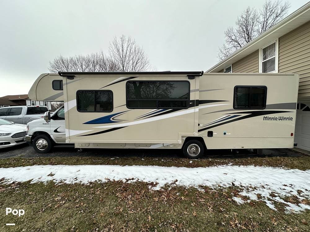 Call now about this 2022 Winnebago Minnie Winnie 31K! 2022 Winnebago Minnie Winnie 31K - Used Class C For Sale by Pop RVs in Kansas City, Missouri features Awning, Generator, Slideout, Air Conditioning, Leveling Jacks