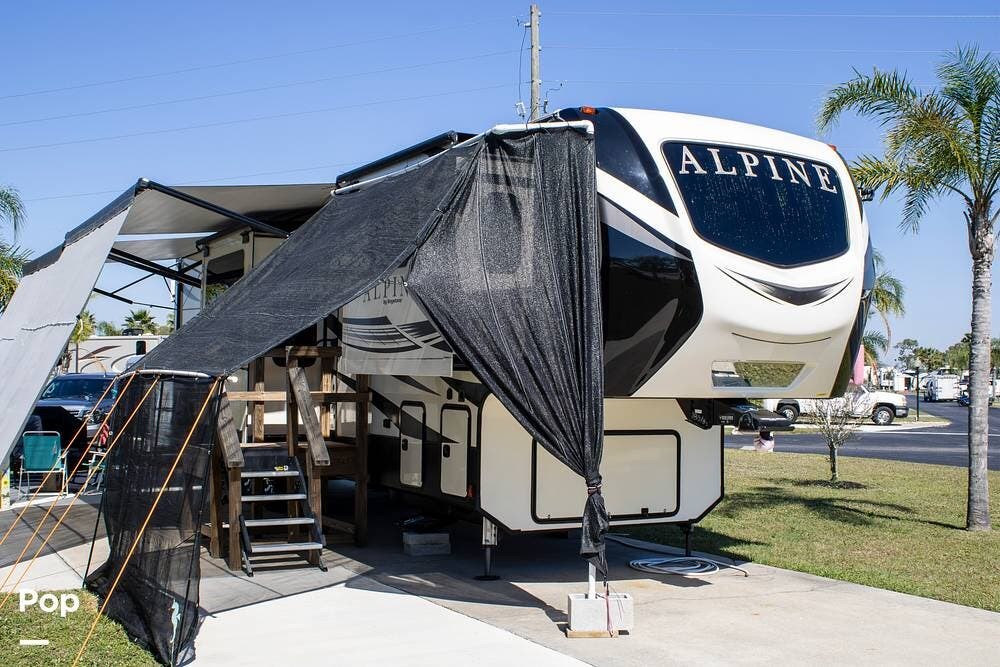 Call now about this 2020 Keystone Alpine 3701FL! 2020 Keystone Alpine 3701FL - Used Fifth Wheel For Sale by Pop RVs in Frostproof, Florida features Leveling Jacks, Awning, Slideout, Air Conditioning