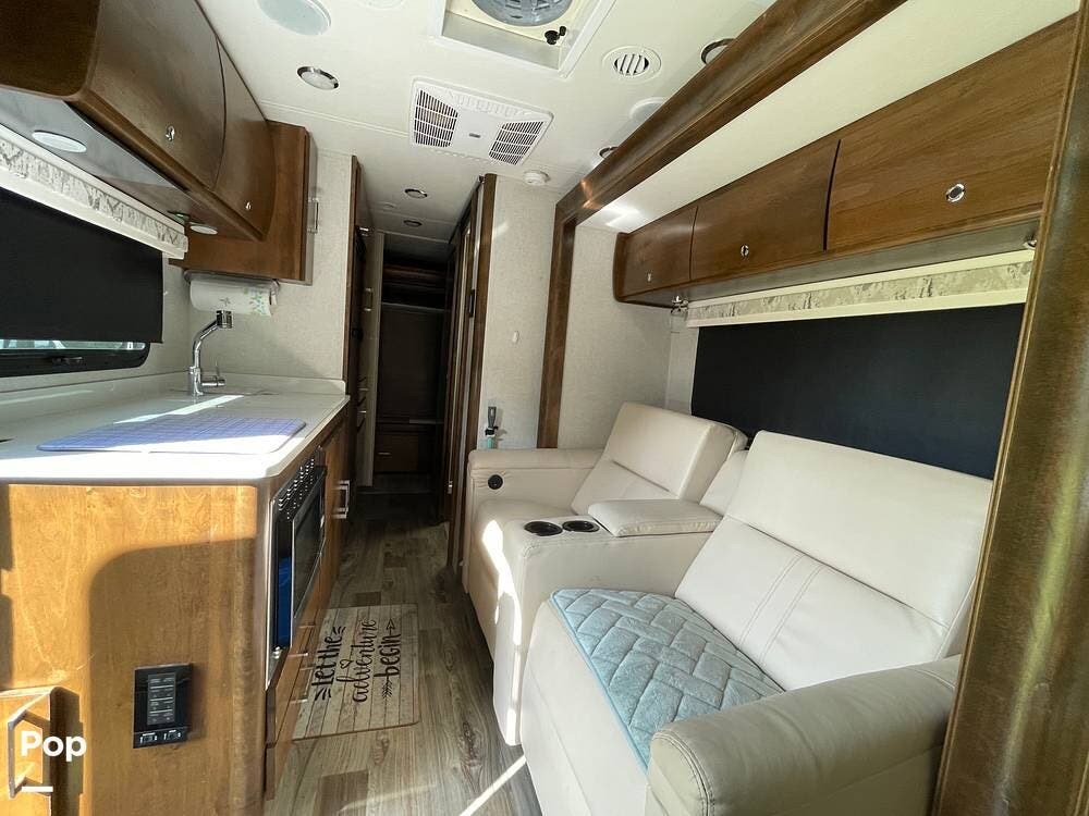 Call now about this 2019 Tiffin Wayfarer 25QW! 2019 Tiffin Wayfarer 25QW - Used Class C For Sale by Pop RVs in Palm City, Florida features Slideout, Generator, Awning, Leveling Jacks, Air Conditioning