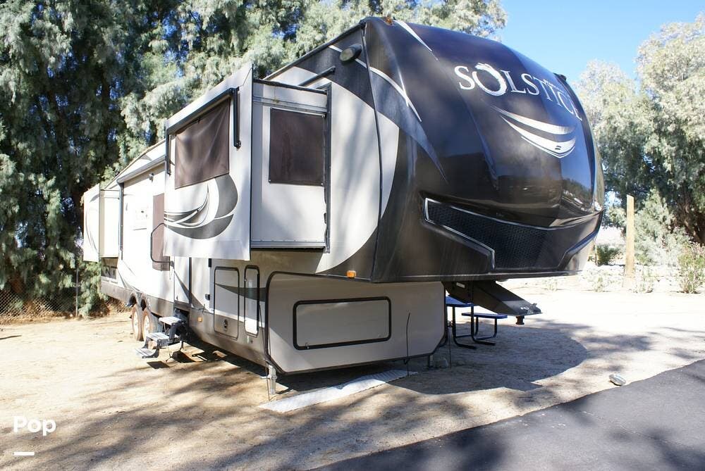 Call now about this 2017 Starcraft Solstice 376FL5! 2017 Starcraft Solstice 376FL5 - Used Fifth Wheel For Sale by Pop RVs in Desert Hot Springs, California features Awning, Slideout, Air Conditioning, Leveling Jacks, Generator