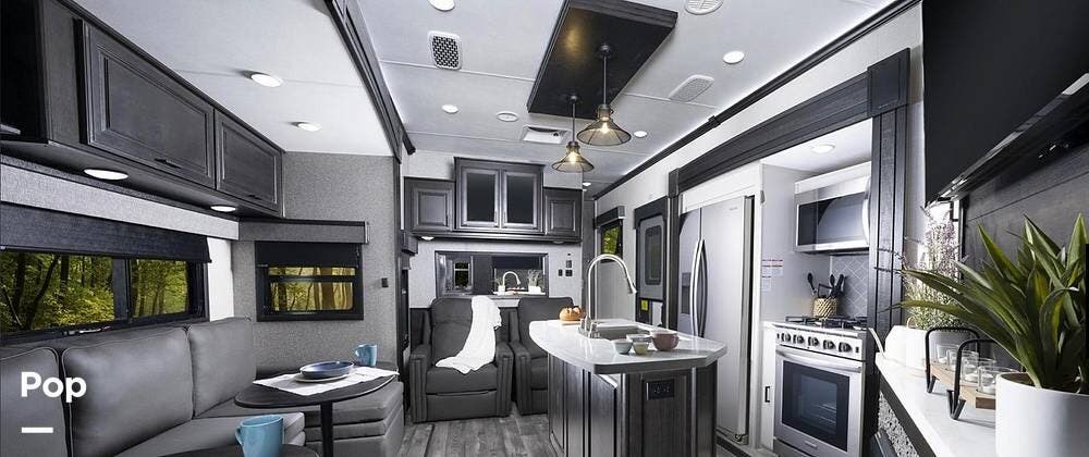 Call now about this 2022 Highland Ridge Open Range 395BHS! 2022 Highland Ridge Open Range 395BHS - Used Fifth Wheel For Sale by Pop RVs in Arlington, Texas features Slideout, Leveling Jacks, Air Conditioning, Awning