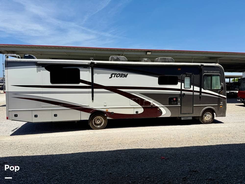 Call now about this 2016 Fleetwood Storm 35SK! 2016 Fleetwood Storm 35SK - Used Class A For Sale by Pop RVs in Frisco, Texas features Generator, Air Conditioning, Leveling Jacks, Awning, Slideout