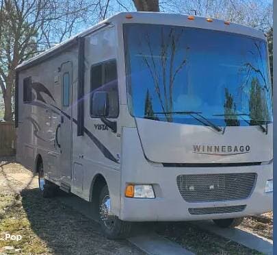 Call now about this 2014 Winnebago Vista 26HE! 2014 Winnebago Vista 26HE - Used Class A For Sale by Pop RVs in Charlotte, North Carolina features Slideout, Awning, Air Conditioning, Leveling Jacks, Generator