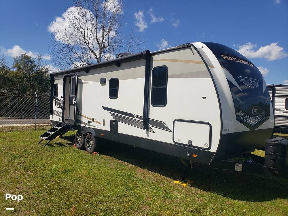 Call now about this 2023 Cruiser RV Radiance 25RB! 2023 Cruiser RV Radiance 25RB - Used Travel Trailer For Sale by Pop RVs in Pensacola, Florida features Leveling Jacks, Awning, Air Conditioning, Slideout
