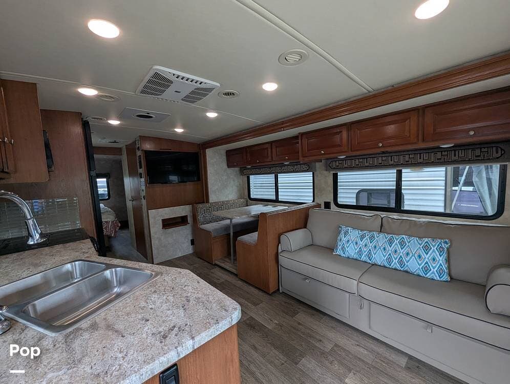 Used 2019 Winnebago Vista 32YE available in Sun City Center, Florida