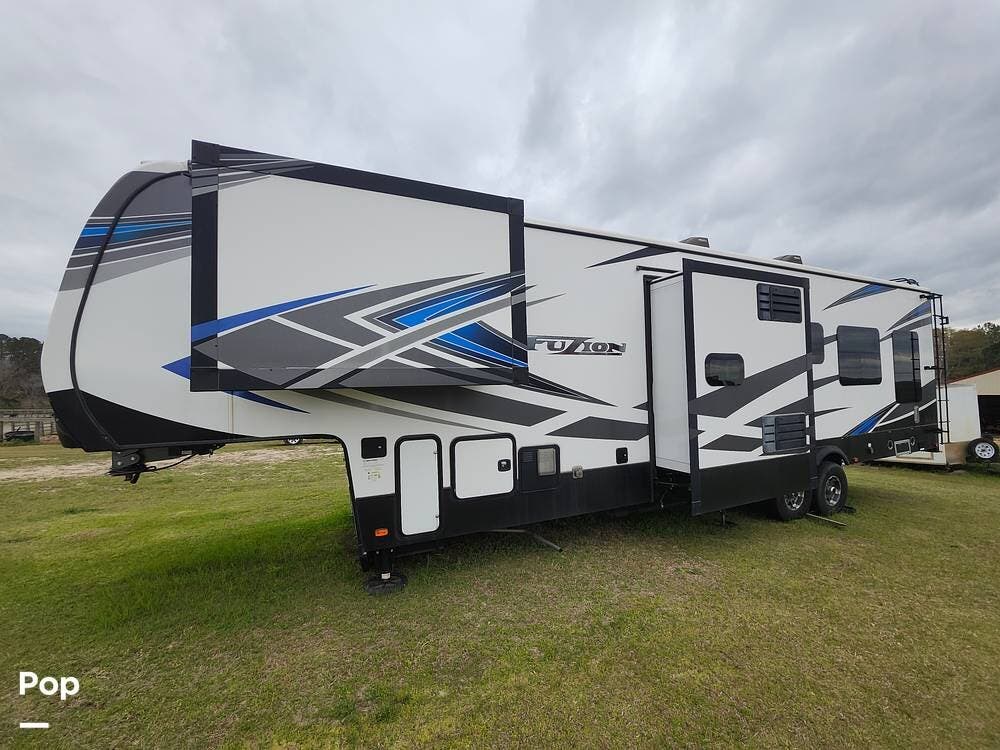 Call now about this 2021 Keystone Fuzion 373! 2021 Keystone Fuzion 373 - Used Toy Hauler For Sale by Pop RVs in Aiken, South Carolina features Slideout, Generator, Awning, Air Conditioning, Leveling Jacks