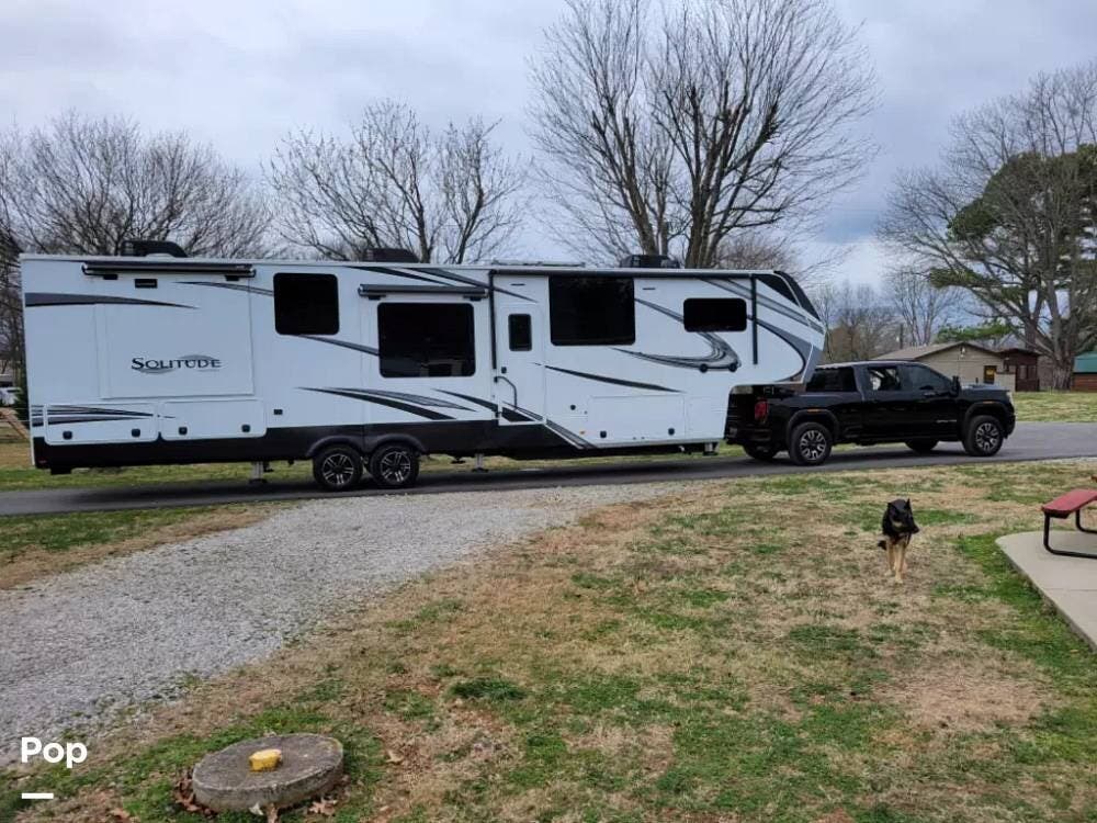 Call now about this 2022 Grand Design Solitude 390RK! 2022 Grand Design Solitude 390RK - Used Fifth Wheel For Sale by Pop RVs in Murfreesboro, Tennessee features Slideout, Leveling Jacks, Awning, Air Conditioning