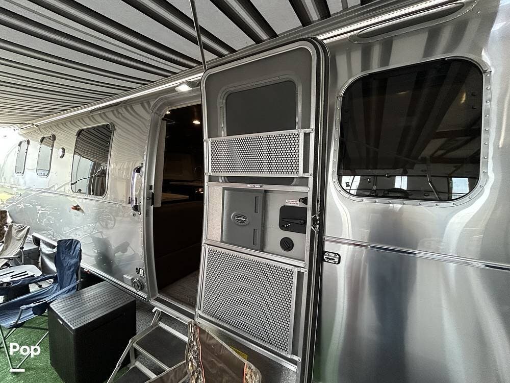 Contact us now about this 2018 Airstream Classic 33FB! 2018 Classic 33FB by Airstream from Pop RVs in Fort Worth, Texas