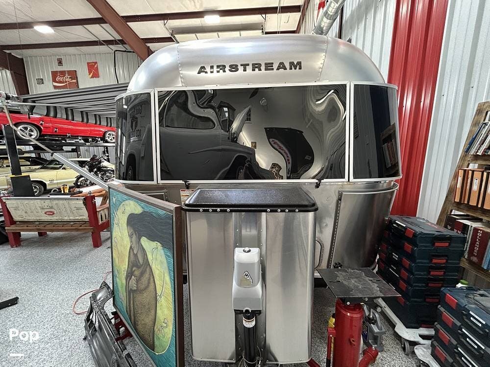 Call now about this 2018 Airstream Classic 33FB! 2018 Airstream Classic 33FB - Used Travel Trailer For Sale by Pop RVs in Fort Worth, Texas features Awning, Air Conditioning, Leveling Jacks