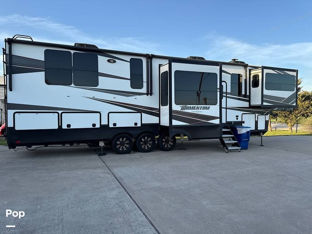 Call now about this 2018 Grand Design Momentum 376TH! 2018 Grand Design Momentum 376TH - Used Toy Hauler For Sale by Pop RVs in Anna, Texas features Air Conditioning, Slideout, Generator, Awning, Leveling Jacks