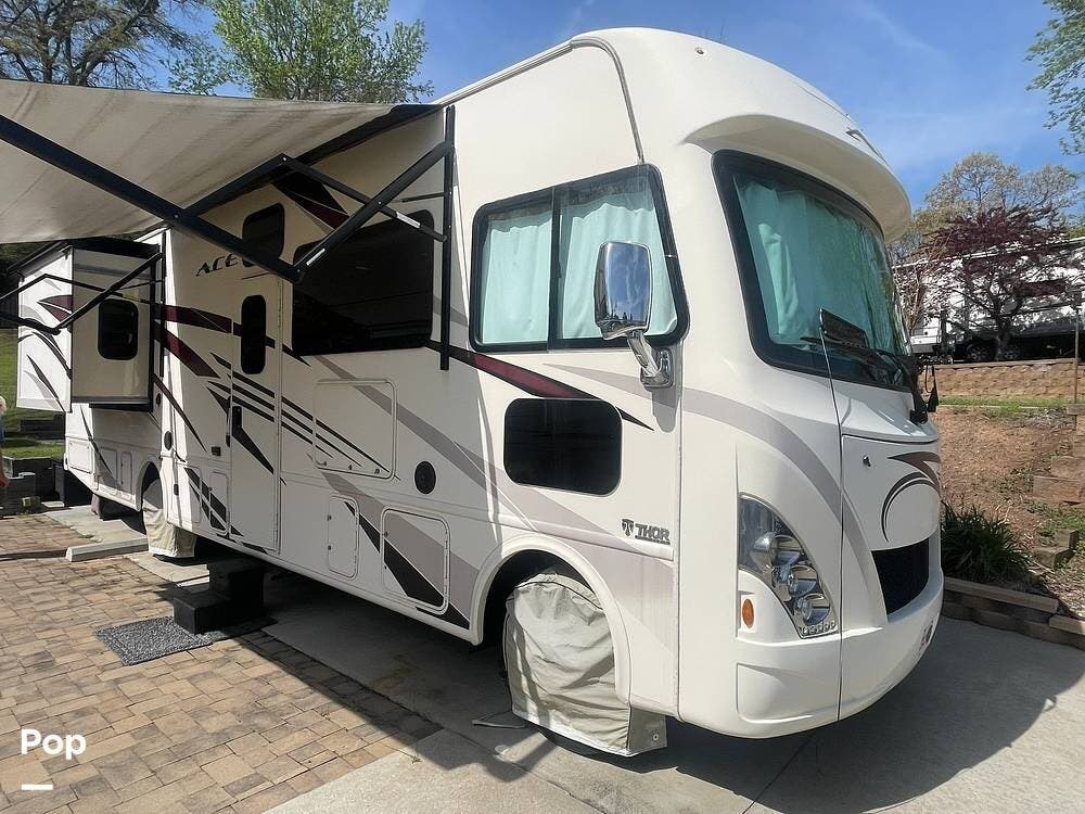 Call now about this 2018 Thor Motor Coach A.C.E. 32.1! 2018 Thor Motor Coach A.C.E. 32.1 - Used Class A For Sale by Pop RVs in Fair Play, South Carolina features Slideout, Air Conditioning, Awning, Generator, Leveling Jacks