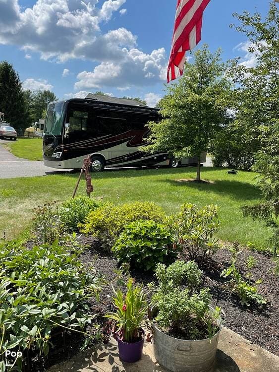 Call now about this 2021 Tiffin Allegro Bus 35CP! 2021 Tiffin Allegro Bus 35CP - Used Diesel Pusher For Sale by Pop RVs in Gilbertsville, Pennsylvania features Slideout, Air Conditioning, Leveling Jacks, Generator, Awning