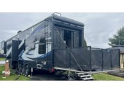 Call now about this 2016 Keystone Fuzion Chrome 422! 2016 Keystone Fuzion Chrome 422 - Used Toy Hauler For Sale by Pop RVs in Willamina, Oregon features Air Conditioning, Leveling Jacks, Slideout, Awning