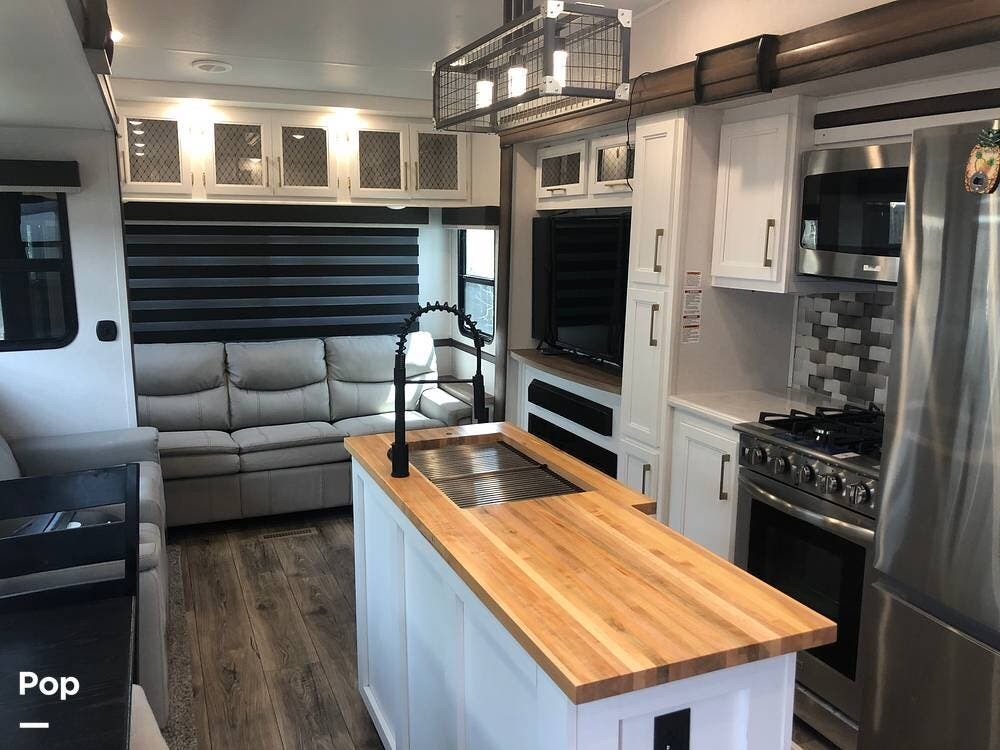 Call now about this 2021 Prime Time Crusader 382MBH! 2021 Prime Time Crusader 382MBH - Used Fifth Wheel For Sale by Pop RVs in Pittsburg, California features Slideout, Air Conditioning, Awning