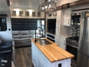Call now about this 2021 Prime Time Crusader 382MBH! 2021 Prime Time Crusader 382MBH - Used Fifth Wheel For Sale by Pop RVs in Pittsburg, California features Slideout, Air Conditioning, Awning