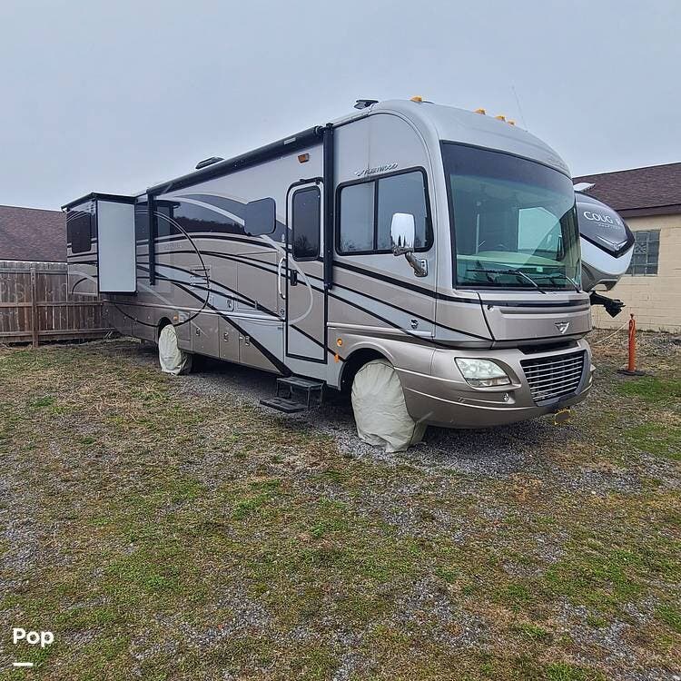 Call now about this 2015 Fleetwood Southwind 34A! 2015 Fleetwood Southwind 34A - Used Class A For Sale by Pop RVs in Akron, New York features Leveling Jacks, Generator, Air Conditioning, Slideout, Awning