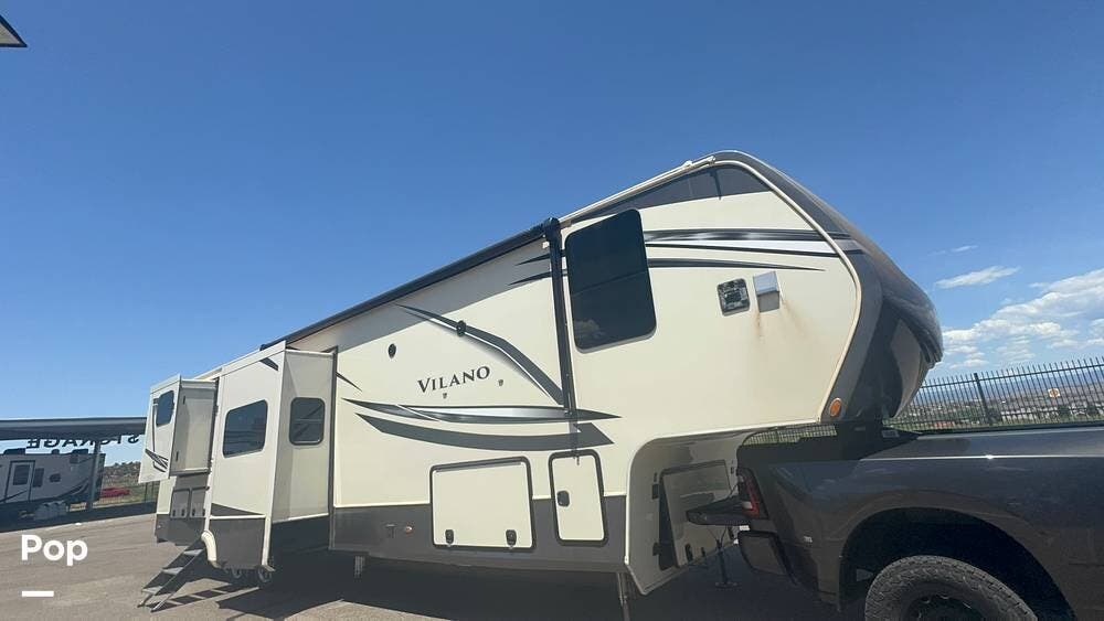 Call now about this 2022 Vanleigh Vilano 394RK! 2022 Vanleigh Vilano 394RK - Used Fifth Wheel For Sale by Pop RVs in Dewey, Arizona features Air Conditioning, Awning, Slideout, Leveling Jacks
