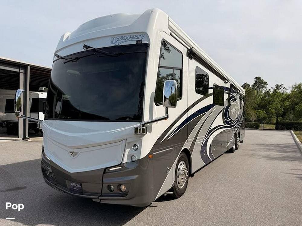 Call now about this 2022 Fleetwood Discovery LXE 44B! 2022 Fleetwood Discovery LXE 44B - Used Diesel Pusher For Sale by Pop RVs in Wildwood, Florida features Leveling Jacks, Slideout, Air Conditioning, Awning, Generator