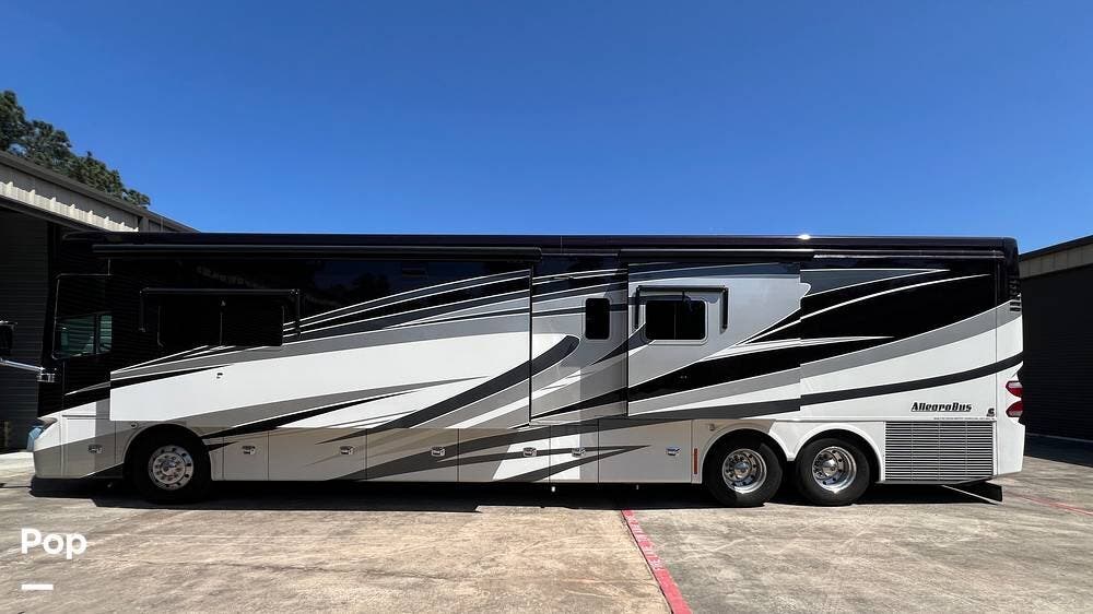 Call now about this 2015 Tiffin Allegro Bus 45 LP! 2015 Tiffin Allegro Bus 45 LP - Used Diesel Pusher For Sale by Pop RVs in Montgomery, Texas features Generator, Leveling Jacks, Slideout, Air Conditioning, Awning