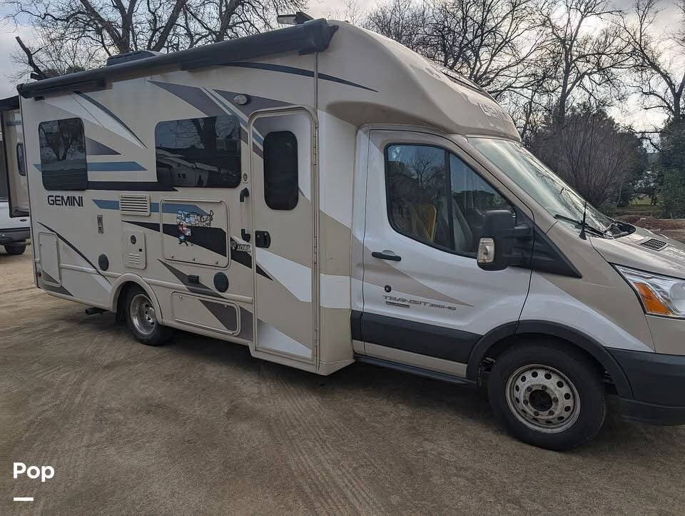 Call now about this 2016 Thor Motor Coach Gemini 23TR! 2016 Thor Motor Coach Gemini 23TR - Used Class C For Sale by Pop RVs in Lake Elsinore, California features Awning, Slideout, Generator, Air Conditioning