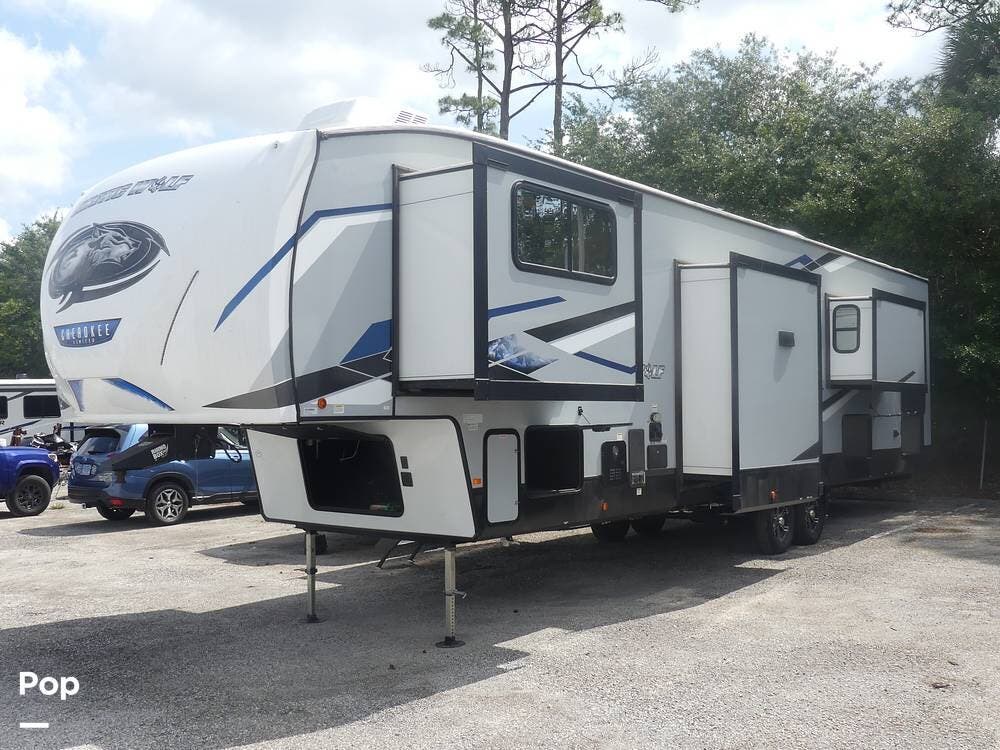 Call now about this 2023 Cherokee Arctic Wolf 3910SUITE! 2023 Cherokee Arctic Wolf 3910SUITE - Used Fifth Wheel For Sale by Pop RVs in Melbourne, Florida features Air Conditioning, Slideout