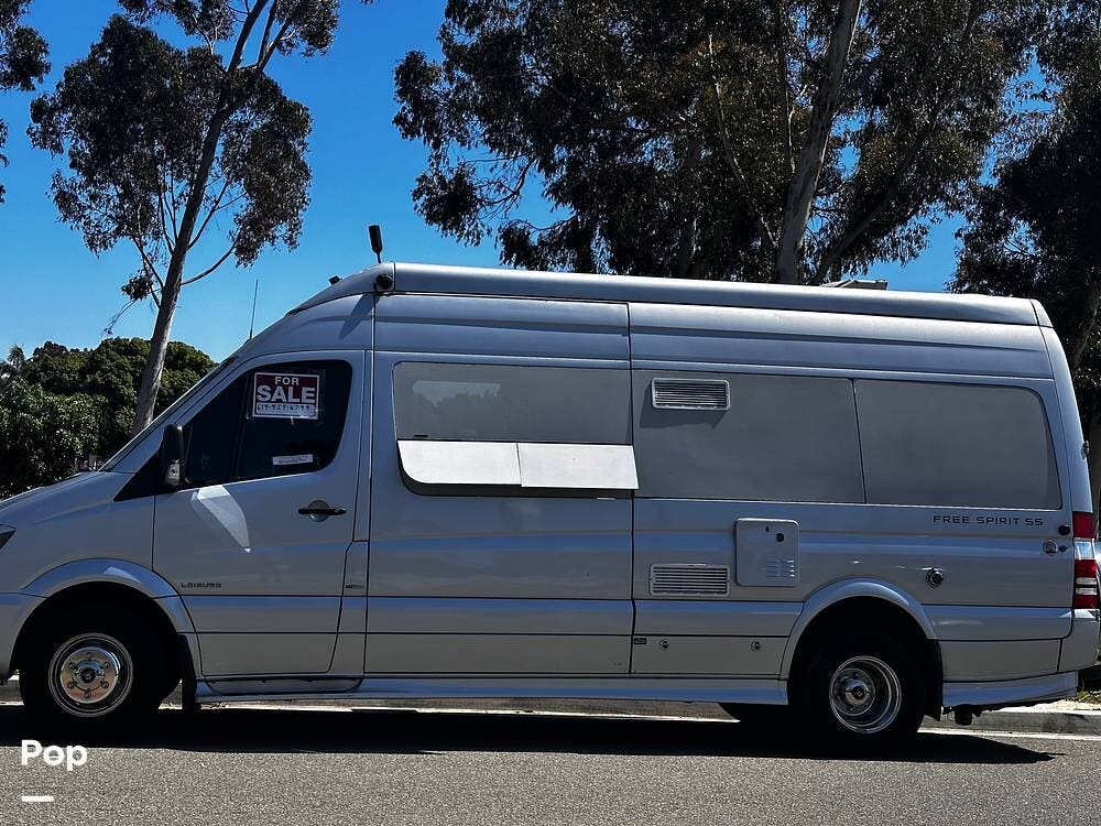 Call now about this 2015 Leisure Travel Free Spirit 22SS! 2015 Leisure Travel Free Spirit 22SS - Used Class B For Sale by Pop RVs in San Diego, California features Awning, Generator, Air Conditioning, Slideout