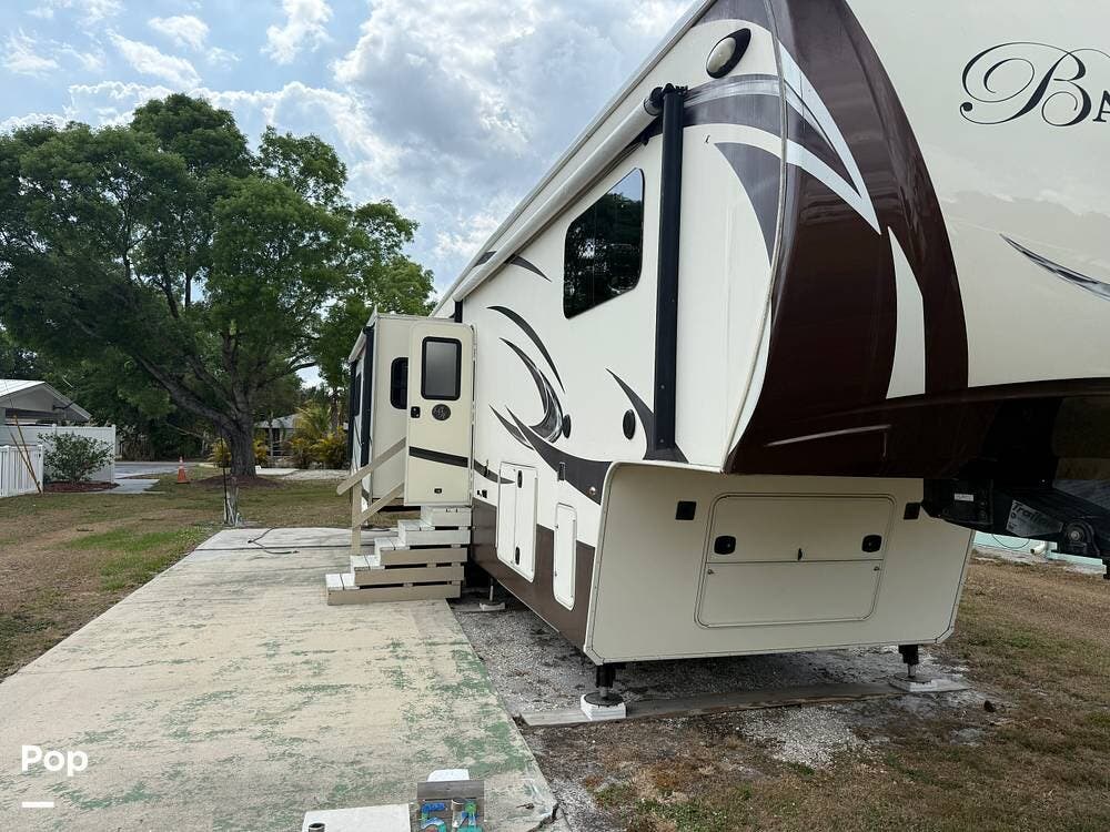 Call now about this 2016 Buck's Tiny Houses Evergreen Bay Hill 369RE! 2016 Buck's Tiny Houses Evergreen Bay Hill 369RE - Used Fifth Wheel For Sale by Pop RVs in Fort Myers, Florida features Air Conditioning, Leveling Jacks, Awning, Slideout