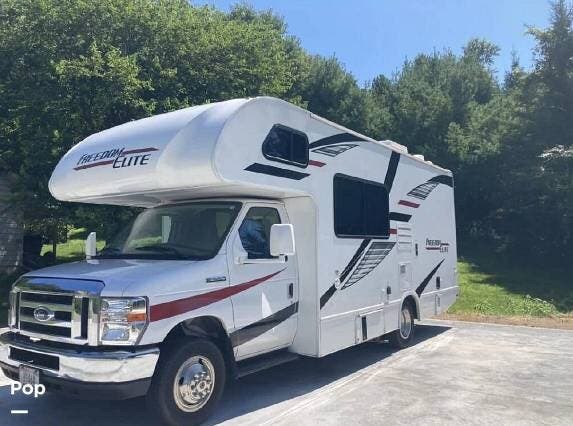Call now about this 2020 Thor Motor Coach Freedom Elite 23H! 2020 Thor Motor Coach Freedom Elite 23H - Used Class C For Sale by Pop RVs in Holmen, Wisconsin features Awning, Generator, Air Conditioning