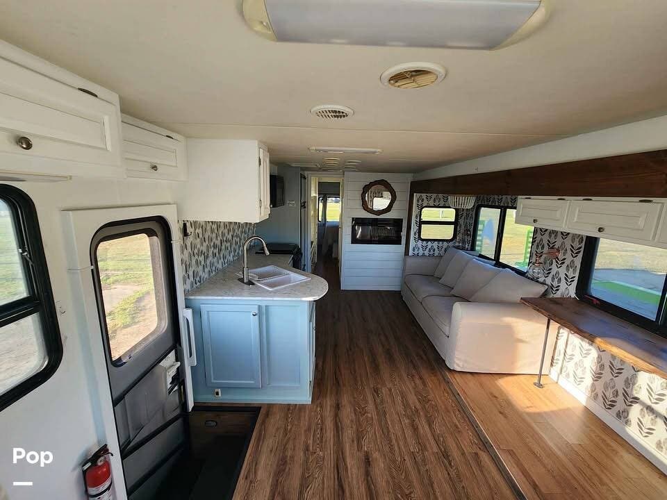 Call now about this 2011 Newmar Bay Star 3405! 2011 Newmar Bay Star 3405 - Used Class A For Sale by Pop RVs in Pecatonica, Illinois features Generator, Awning, Slideout, Air Conditioning