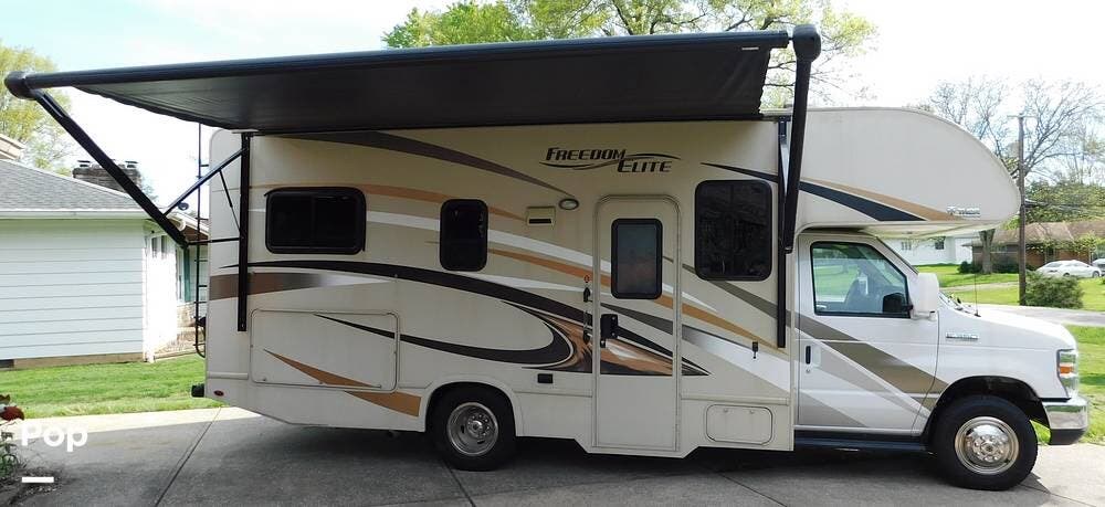 Call now about this 2017 Thor Motor Coach Freedom Elite 23H! 2017 Thor Motor Coach Freedom Elite 23H - Used Class C For Sale by Pop RVs in Strongsville, Ohio features Air Conditioning, Awning, Generator