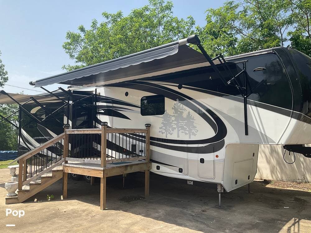 Contact us now about this 2017 CrossRoads Redwood 3901WB! 2017 Redwood 3901WB by CrossRoads from Pop RVs in Branson, Missouri