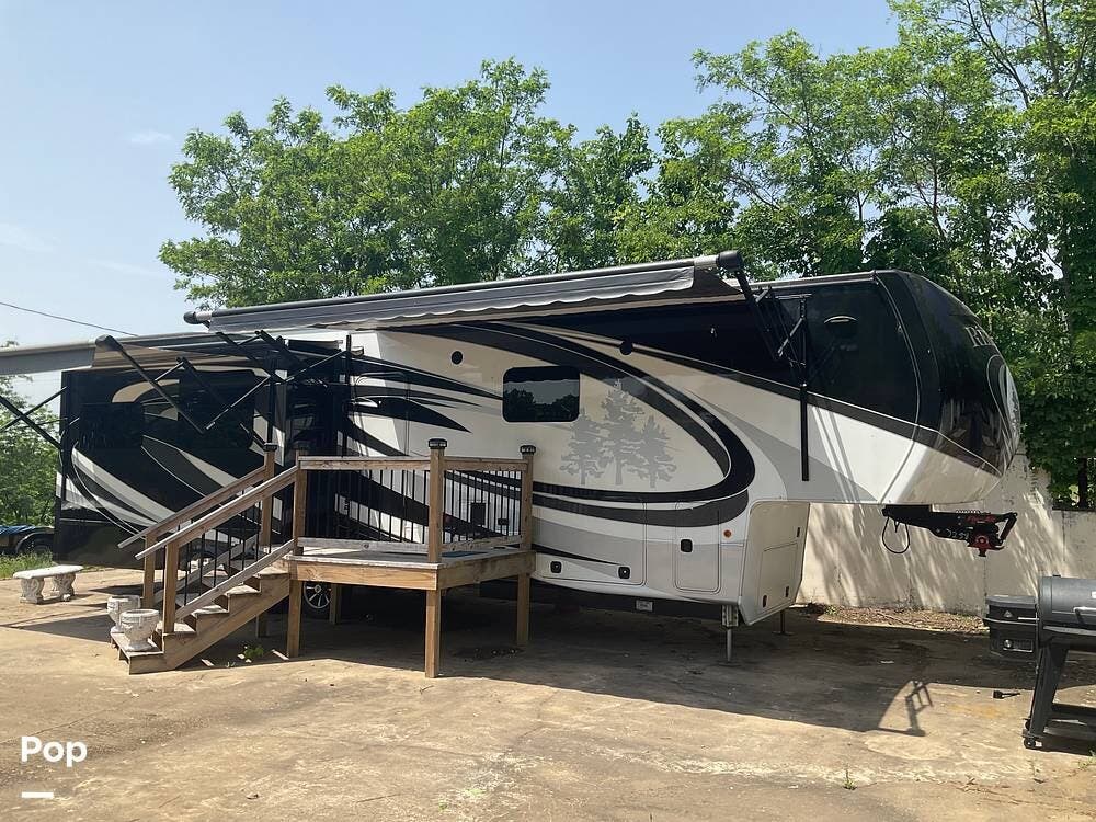 Call now about this 2017 CrossRoads Redwood 3901WB! 2017 CrossRoads Redwood 3901WB - Used Fifth Wheel For Sale by Pop RVs in Branson, Missouri features Awning, Slideout, Air Conditioning, Leveling Jacks
