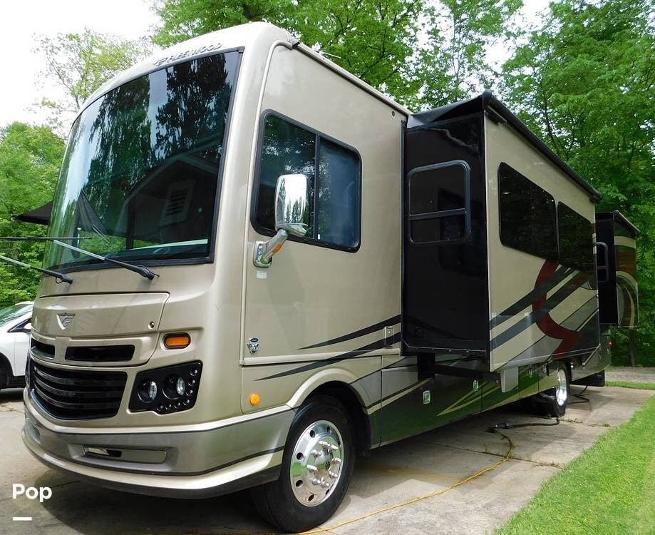 Call now about this 2018 Fleetwood Bounder 36H! 2018 Fleetwood Bounder 36H - Used Class A For Sale by Pop RVs in Warren, Ohio features Leveling Jacks, Air Conditioning, Awning, Generator, Slideout