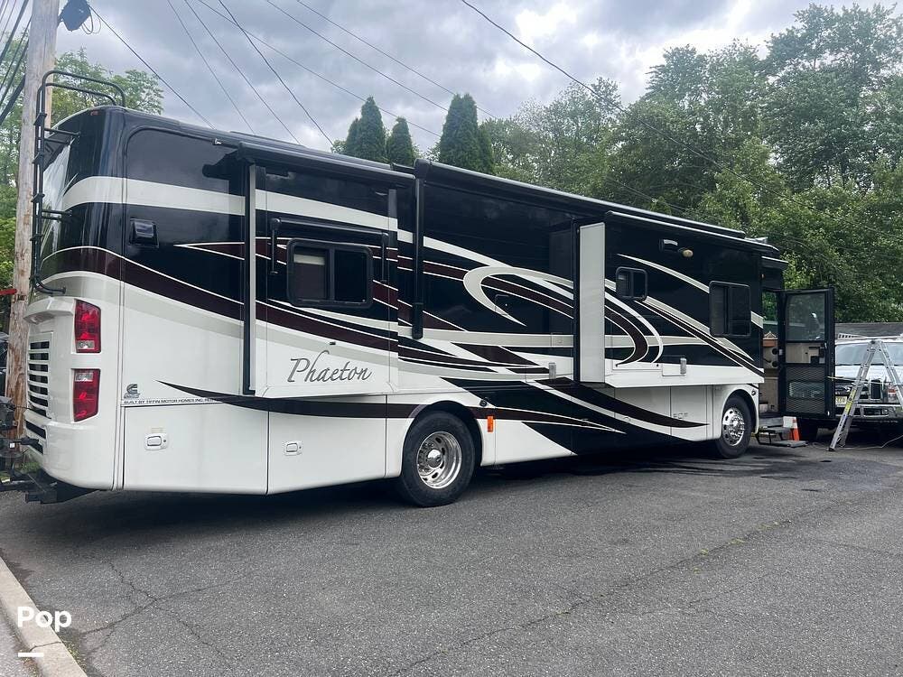 Call now about this 2009 Tiffin Phaeton 36QSH! 2009 Tiffin Phaeton 36QSH - Used Diesel Pusher For Sale by Pop RVs in Northvale, New Jersey features Air Conditioning, Generator, Awning, Leveling Jacks, Slideout